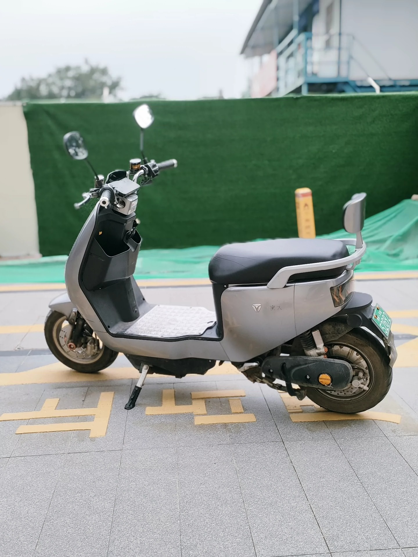 新国标电动车，满电50公里左右，6个电池，外观8成新，没有破损，正常上下班骑，功能正常，没有小毛病，非常的好骑，离开漳州 一直停在地库 转给有需要的人，可以写转